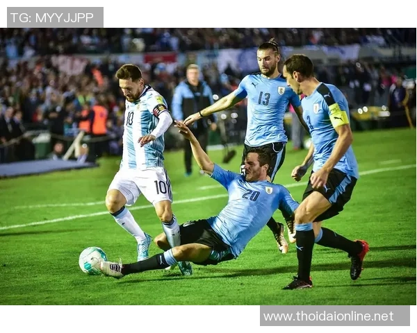 足球明星背后的超级粉丝揭秘他们如何影响球员的职业生涯与形象